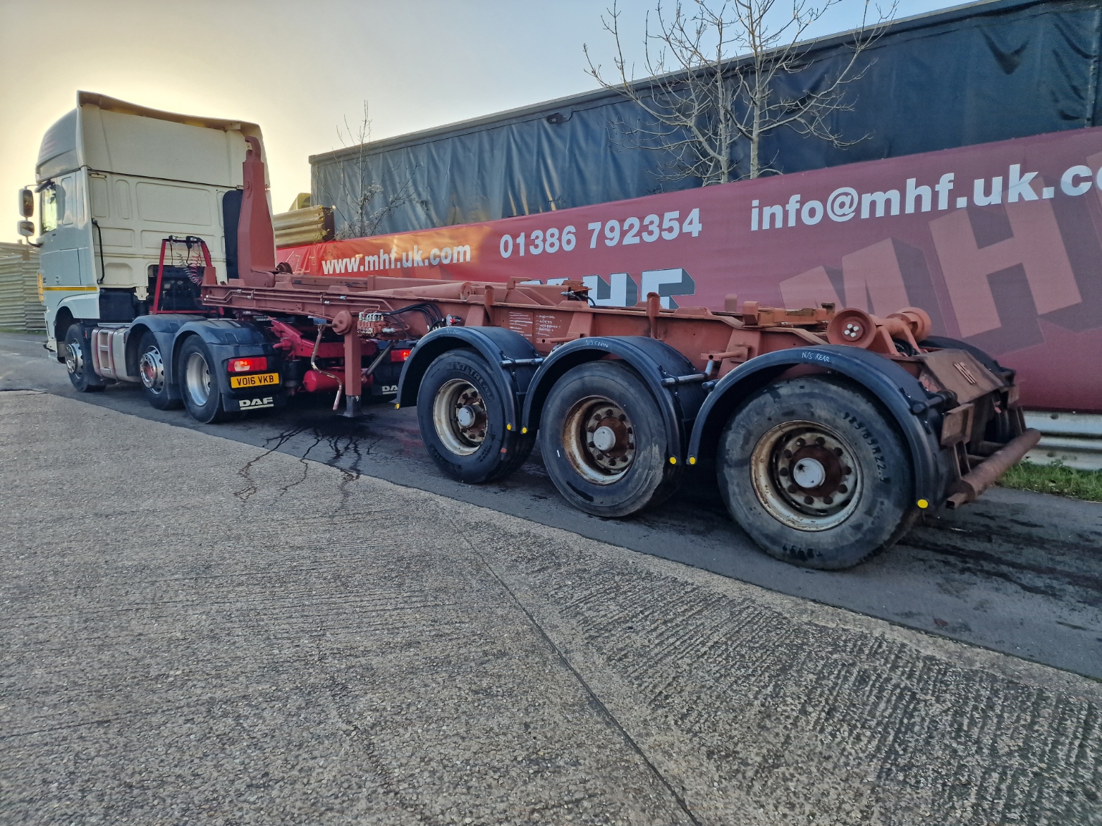 (2000) C060488 tri-axle Artic semi Trailer. Hooklift 20-30ft bins ...