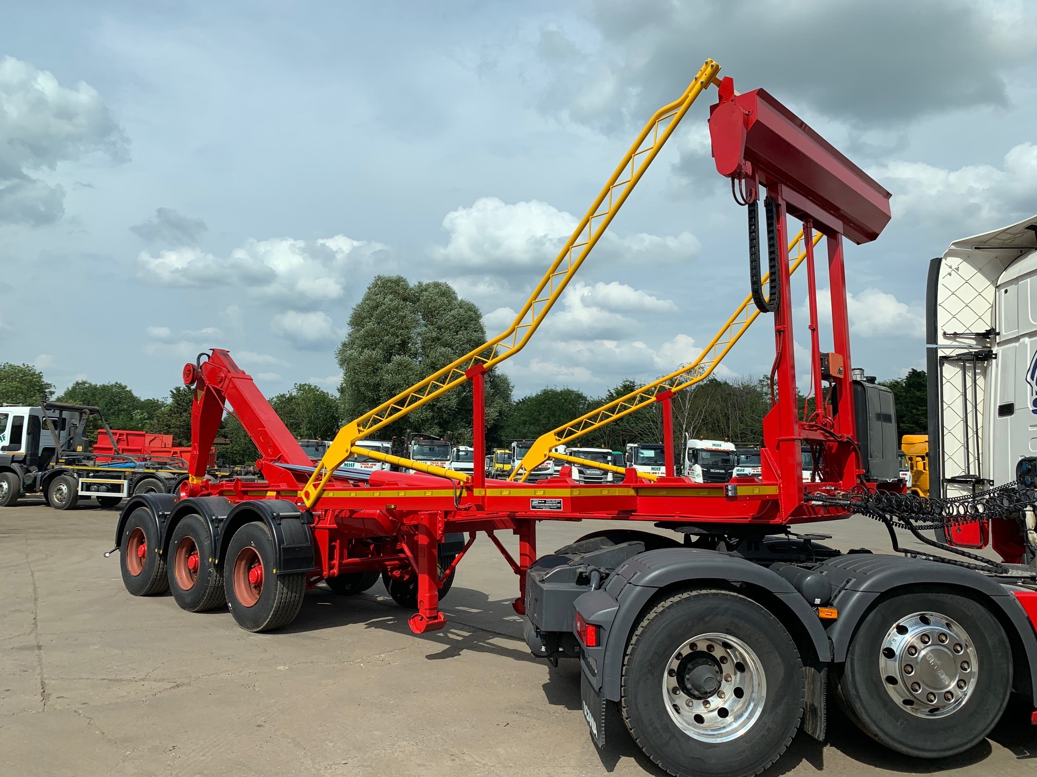 (2000) C060488 triaxle Artic semi Trailer. Hooklift 2030ft bins, fully refurbished MHF